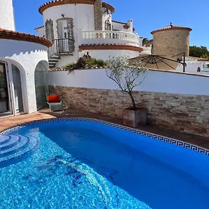 On Main Canal With 13 M Private Mooring, Private Pool, Air Con In Rooms, Non-smoking Empuriabrava